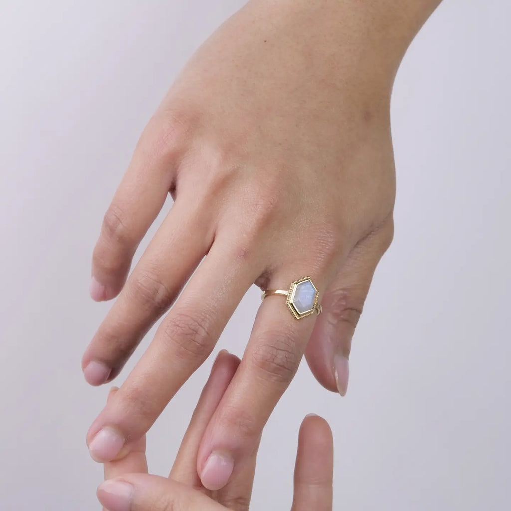 Solitiare Moonstone Ring Gold